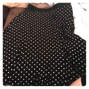 Adorable flirty knee length skirt.