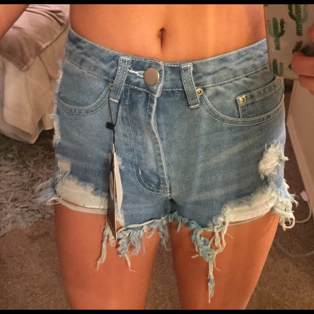 ✨✨BRAND NEW Boohoo jean shorts✨✨ - Picture 3 of 3