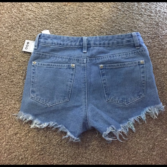 ✨✨BRAND NEW Boohoo jean shorts✨✨ - Picture 2 of 3