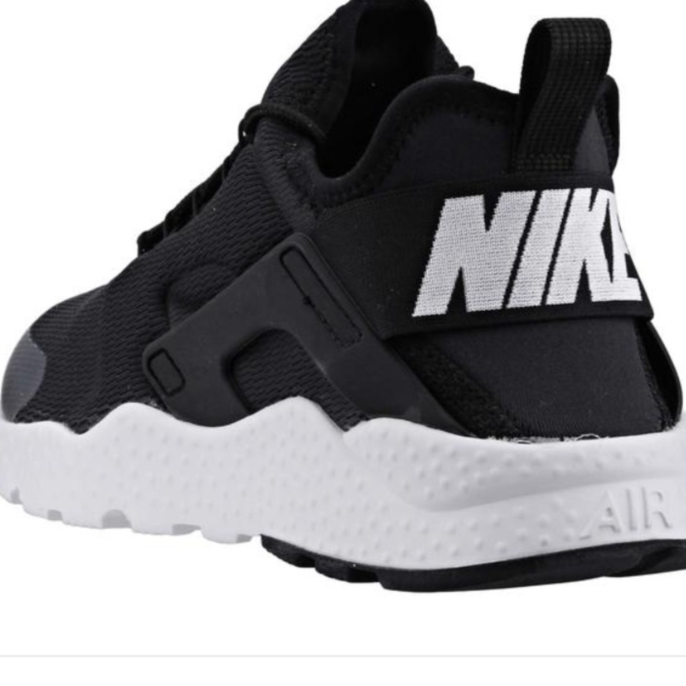 Nike Air Huarache Women size 6.5 Black/white