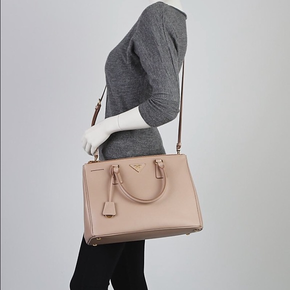 prada saffiano lux medium