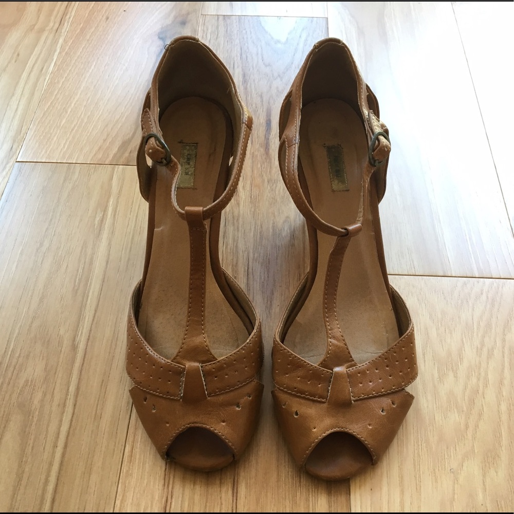 Kimchi Blue | T-strap tan sandal