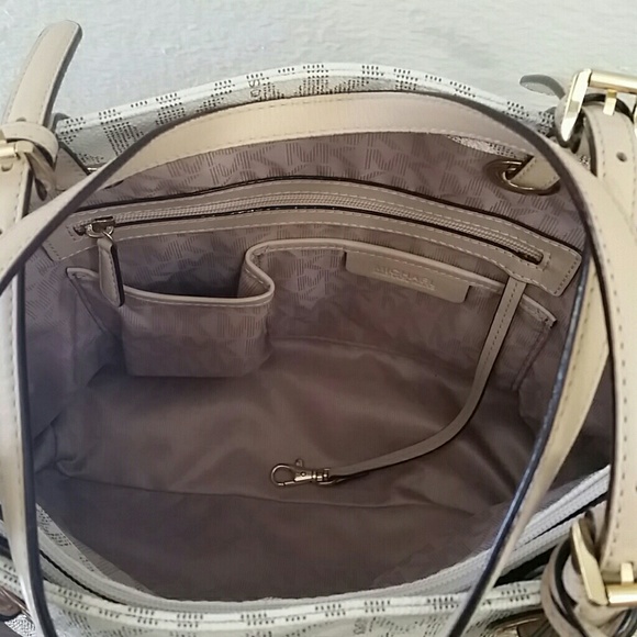 SOLD Michael Kors Vanilla tote with wristlet - Picture 3 of 8