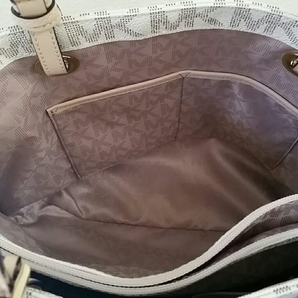 SOLD Michael Kors Vanilla tote with wristlet - Picture 4 of 8