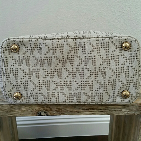 SOLD Michael Kors Vanilla tote with wristlet - Picture 5 of 8