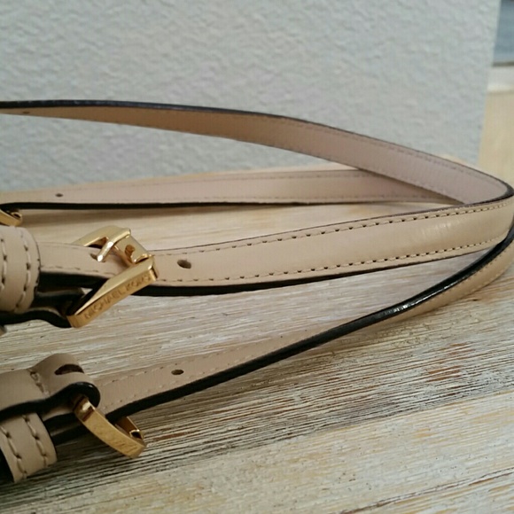 SOLD Michael Kors Vanilla tote with wristlet - Picture 6 of 8