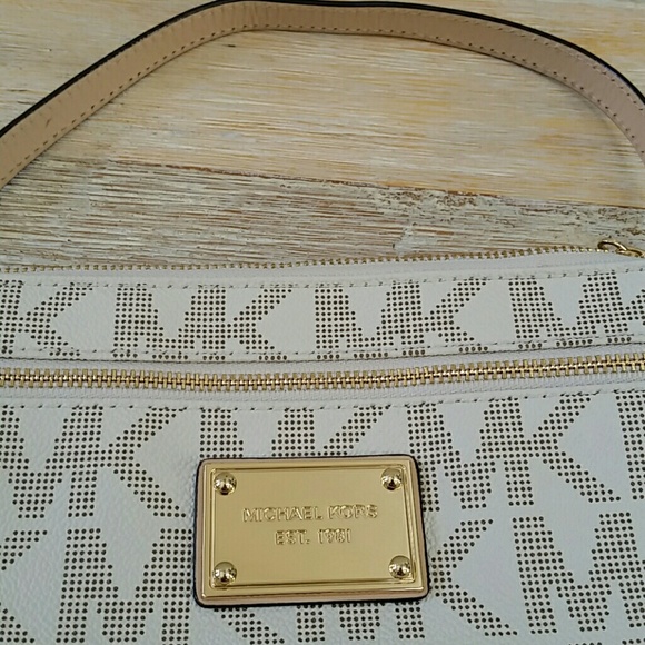 SOLD Michael Kors Vanilla tote with wristlet - Picture 7 of 8