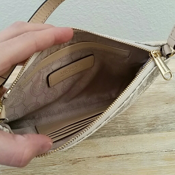 SOLD Michael Kors Vanilla tote with wristlet - Picture 8 of 8