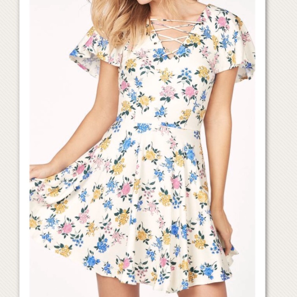 Gorgeous lace-up flutter sleeve floral dress