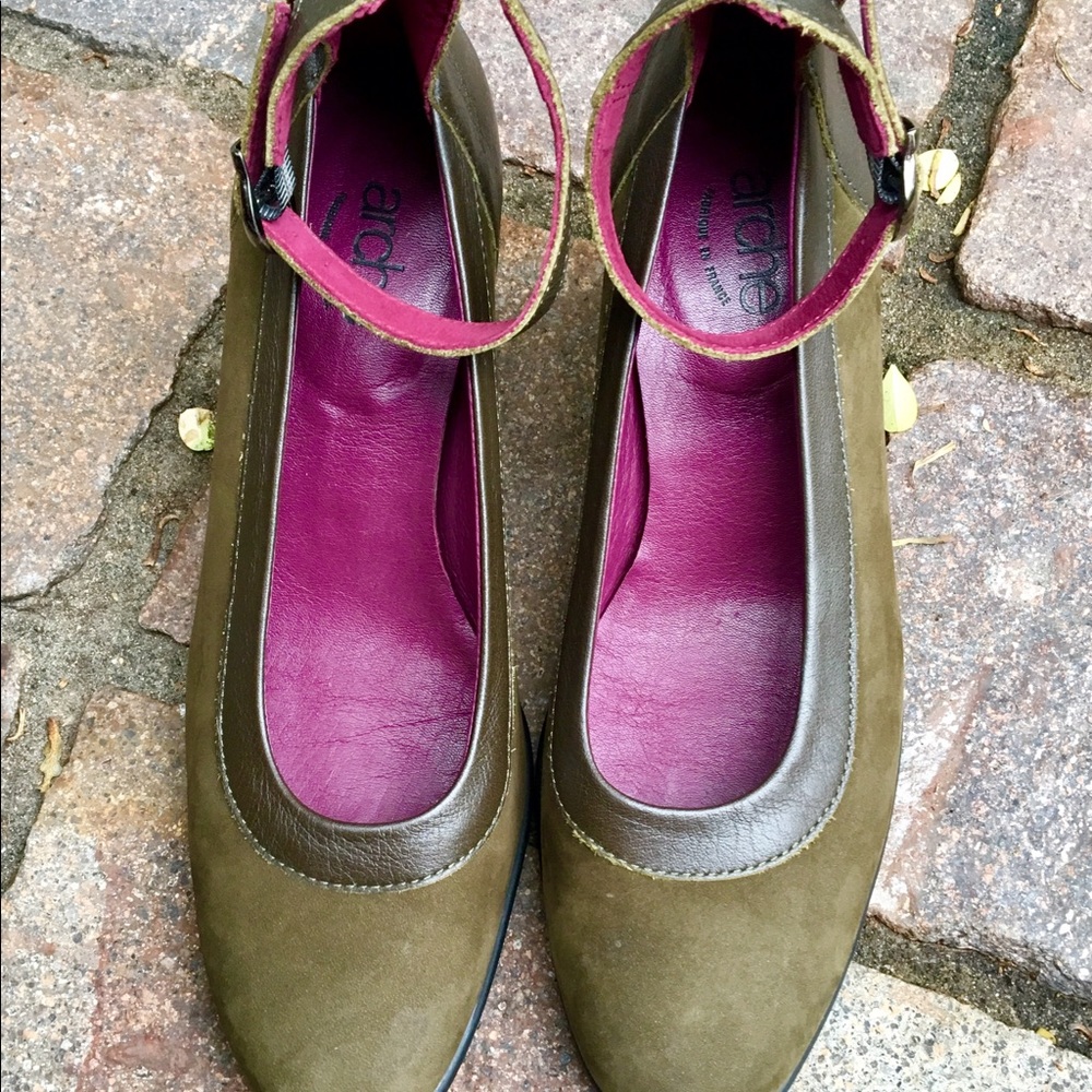 Woman's Arche Green Anklestrap Shoes Size 7