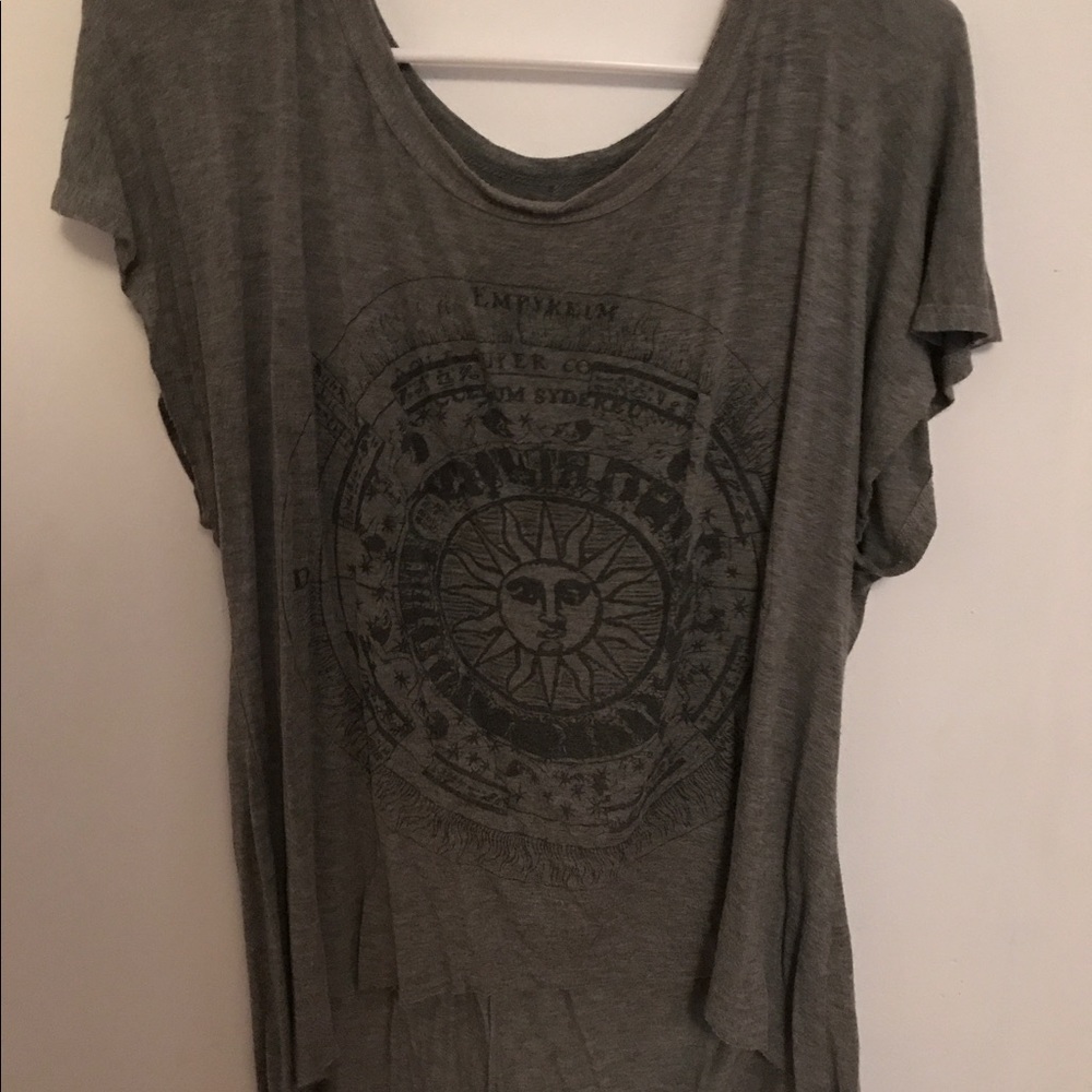 Loose high low top. Oversized gray shirt w design