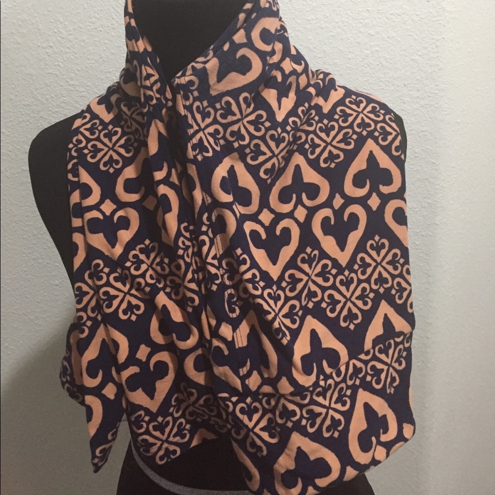 LuLaRoe leggings dark navy and peach, worn