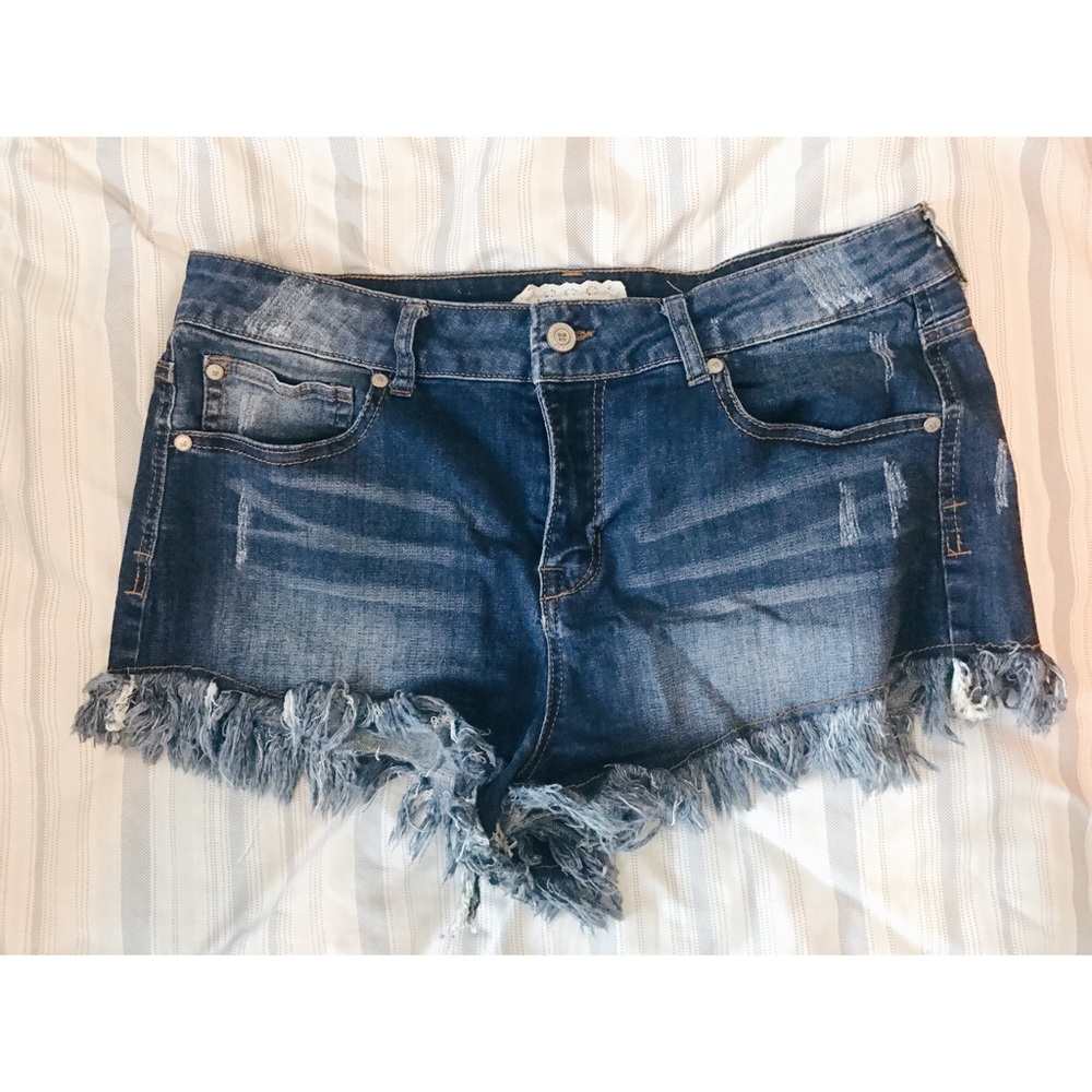 Frayed denim shorts