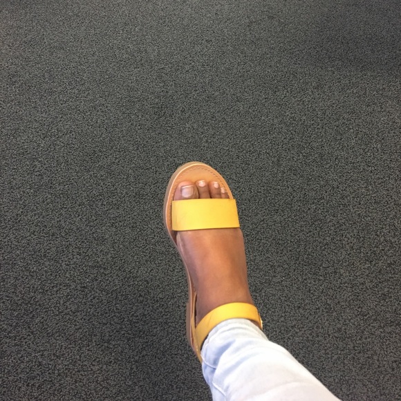 Yellow sandal - Picture 2 of 2
