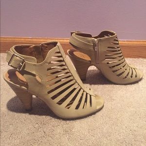 Nude Strappy heels 👠 size 8.5