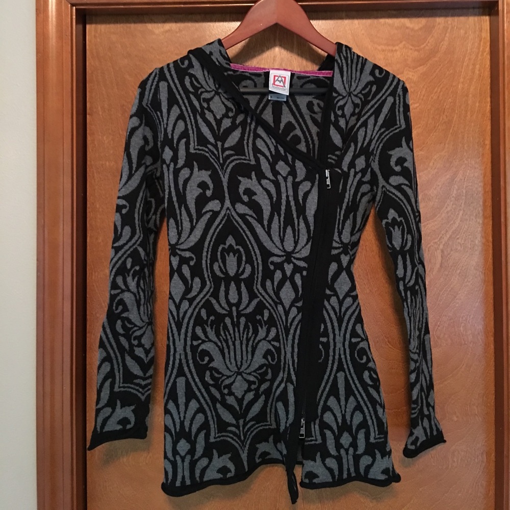 Hooded jacket with zipper