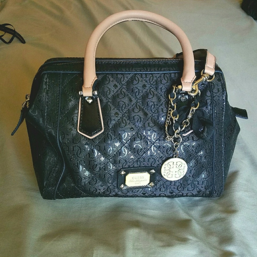 Medium-sized Guess Bag: Beautiful, Like New!