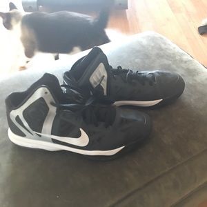 NIKE AIR MAX HYPERAGGRESSOR BASKETBALL SHOES