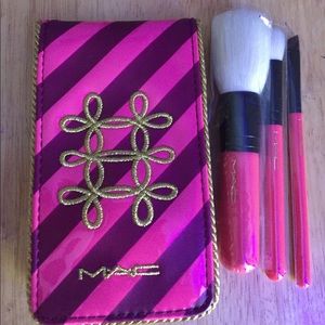 MAC BRUSHES AND CASE 🦄💋💁🌈🖌