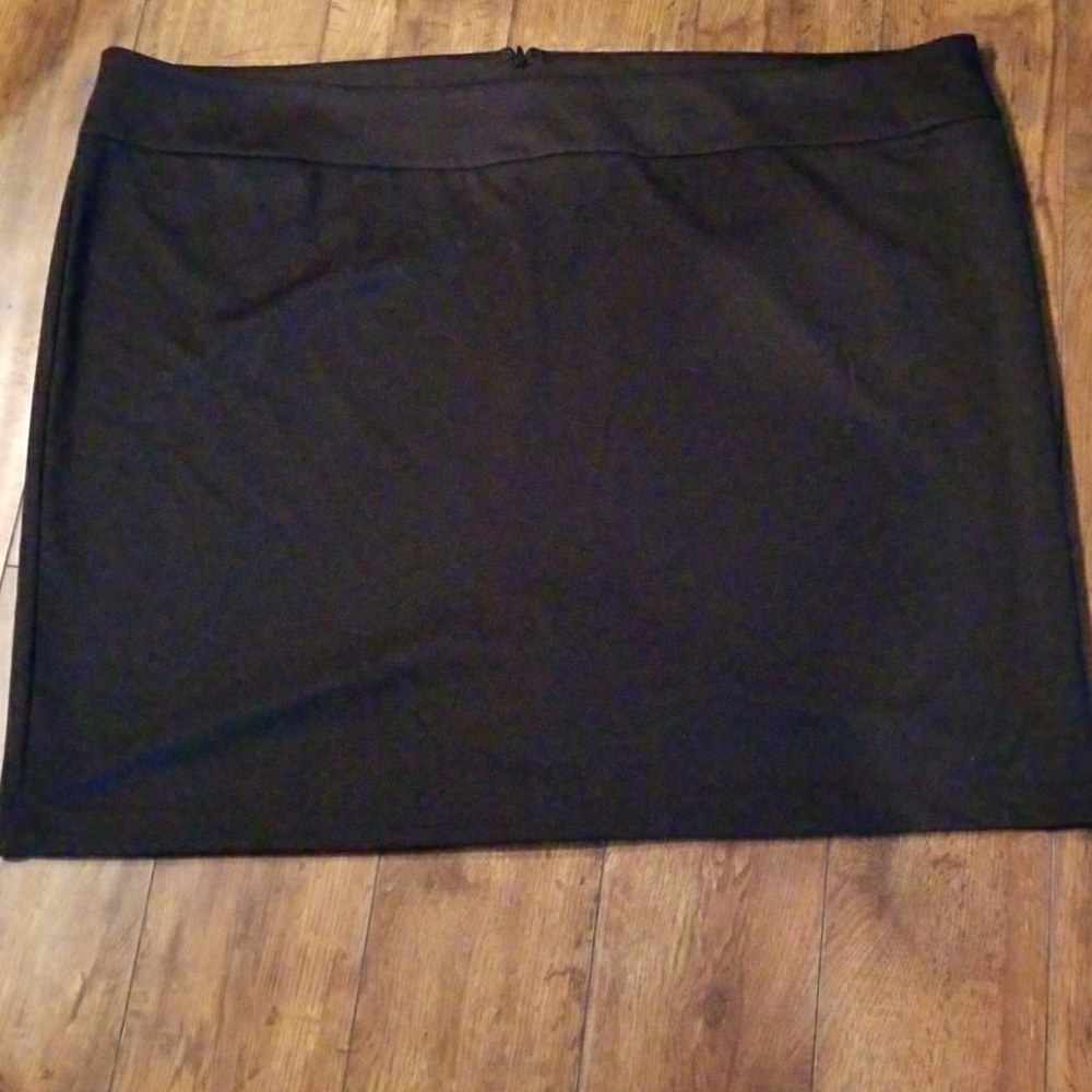 CLASSIC PLUS SIZE BLACK SKIRT!!!