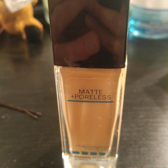 Maybelline Fit poreless foundations - Picture 1 of 3