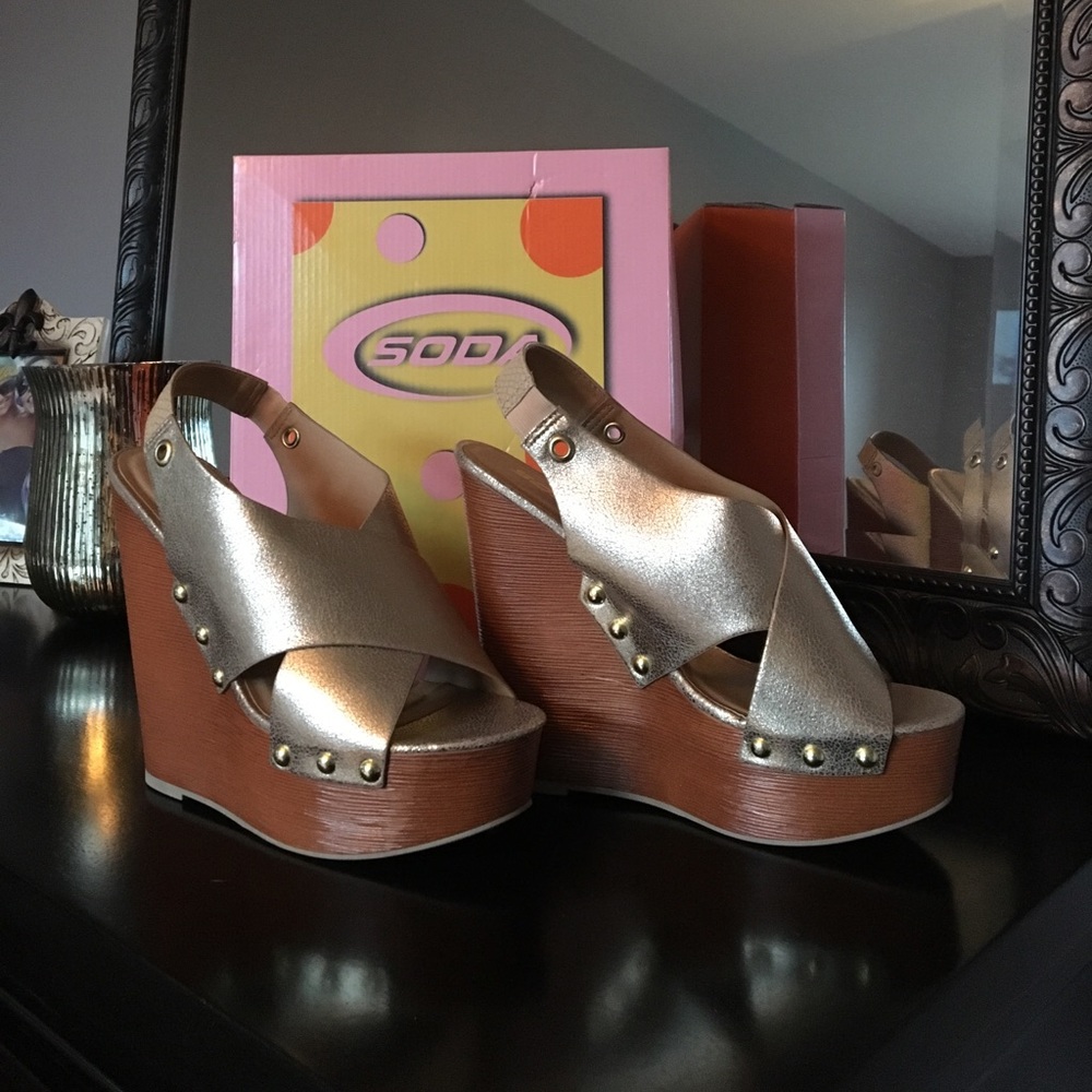 NWT Soda gold Mabel matallic strap wedge size 9
