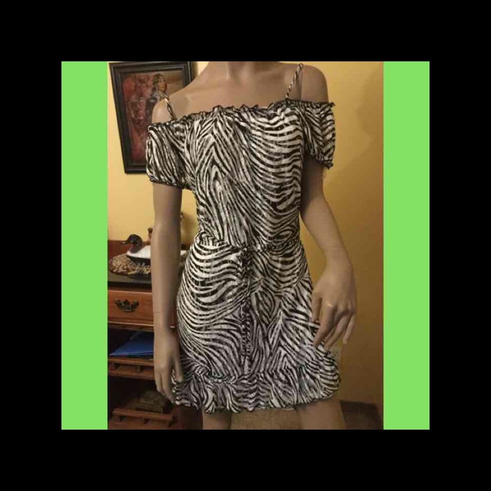 SOLD 🆕Black & White adorable Dress - Picture 1 of 4