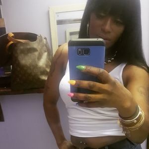 Meet your Posher, Monique