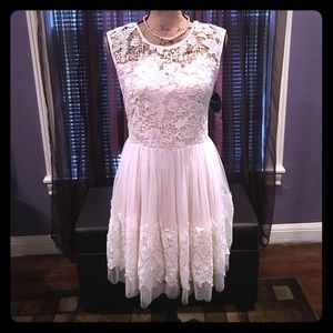 🌸🌸GORGEOUS IVORY LACE DRESS 🌷🌷