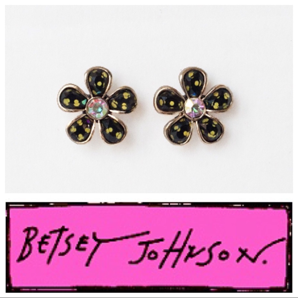 Betsey Johnson Flower stud earrings 🌸