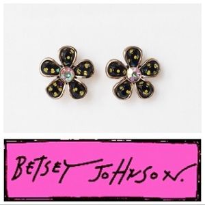 Betsey Johnson Flower stud earrings 🌸