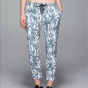 Lululemon Jet Crop Slim Cactus Print Sz. 8