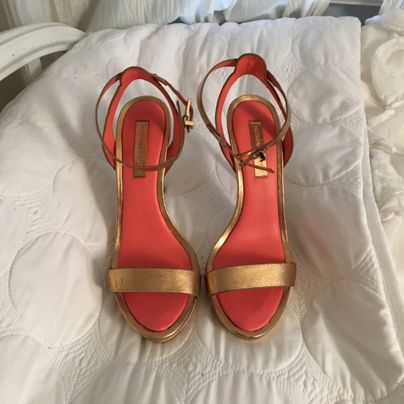 BCBGMAXAZRIA GOLD GODDESS STRAPPY SANDALS - Picture 1 of 4