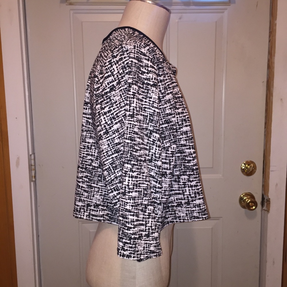 Black & White Shell - Picture 3 of 5
