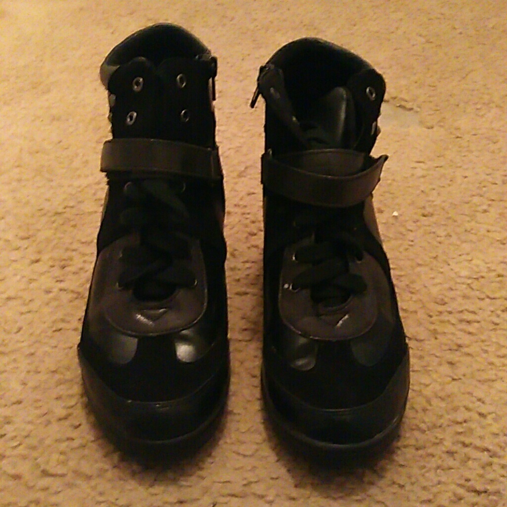 Black heeled shoe