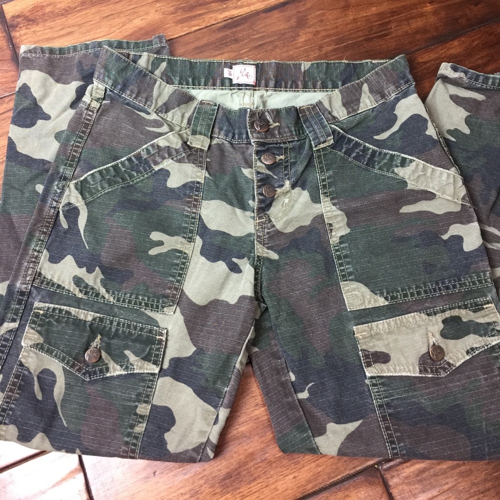 Joie Button Fly Capri Jeans in Camo