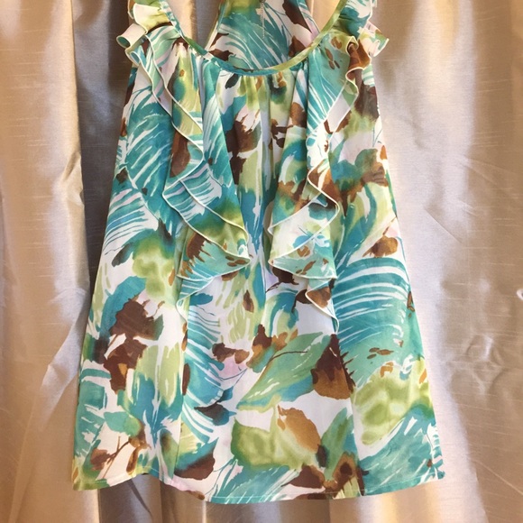 Look fantastic in this cool and breezy top. - Picture 2 of 6