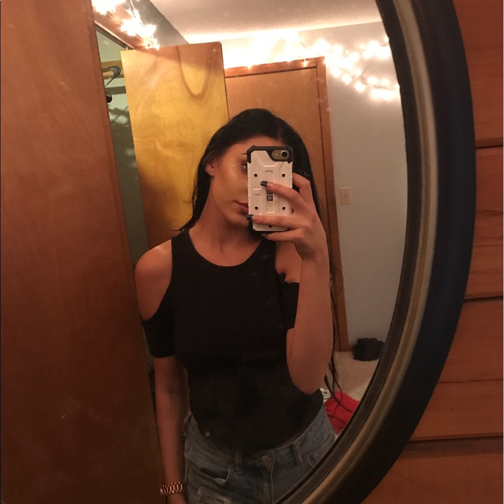 Shoulder cutout T shirt