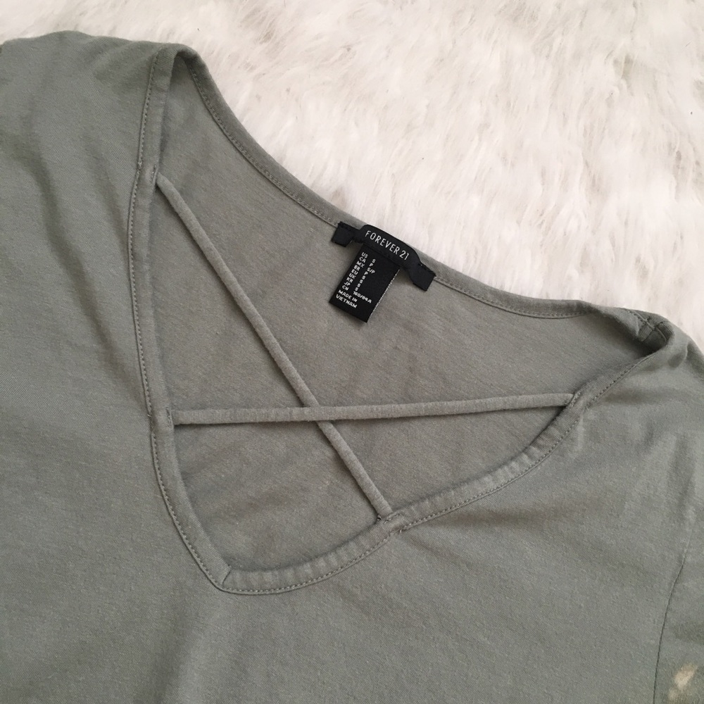 Forever 21 🦋 Forest Green Criss Cross Tee SZ S - Picture 4 of 4