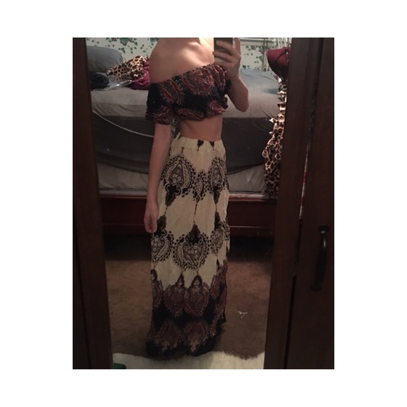 CLEAR OUT🌹 off the shoulder 2 piece set - Picture 2 of 6