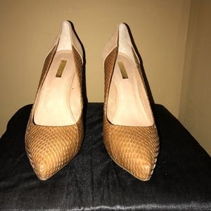 Unworn tan pumps
