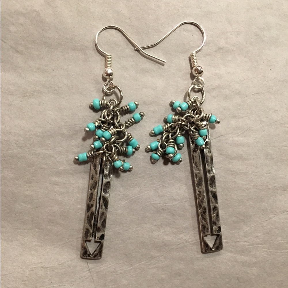 Silvertone arrow bar w/blue beads dangling earring