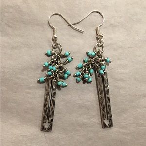 Silvertone arrow bar w/blue beads dangling earring