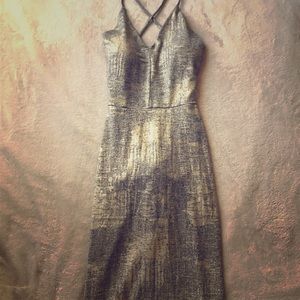 Beautiful dress, great for a night out!!