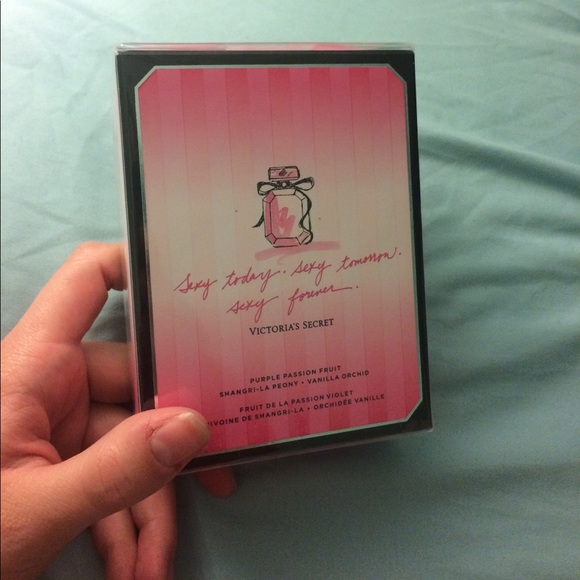 Victoria's Secret Bombshell perfume 1.7 fl oz - Picture 2 of 3