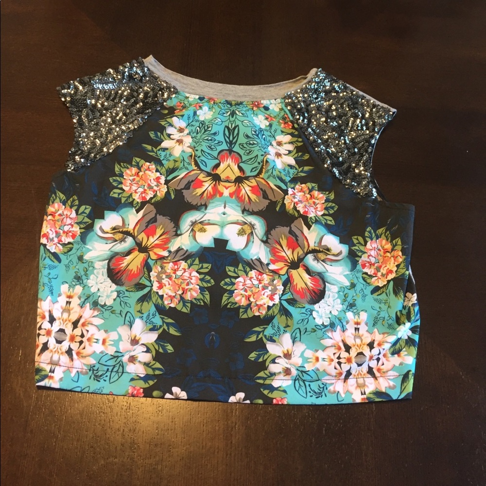 Floral design crop top with sequence sleeves