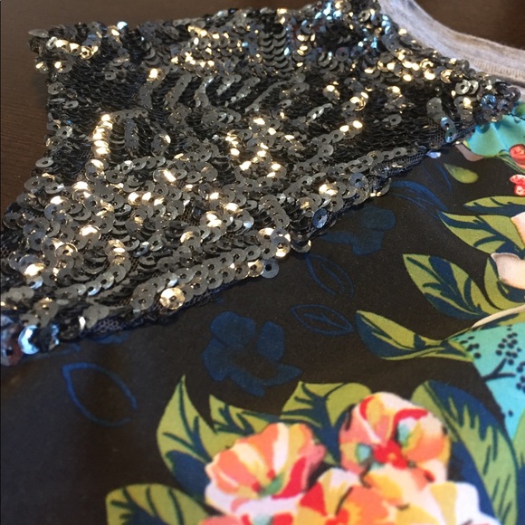 Floral design crop top with sequence sleeves - Picture 4 of 4