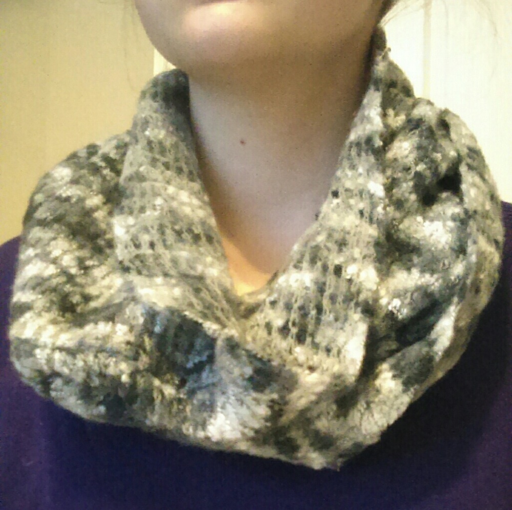 APT.9 infinity loop scarf