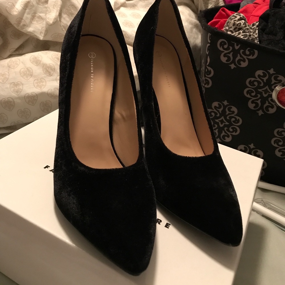 NIB Fashion to Figure pointed toe velvet pumps
