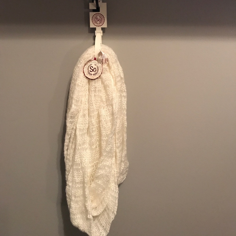 NEVER WORN WITH TAGS Kohl's So scarf